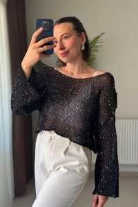 Payetli Ajurlu Örgü Kayık Yaka Siyah Crop Bluz