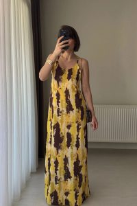 Arkası Lastikli Askılı Uzun Sarı Saten Elbise