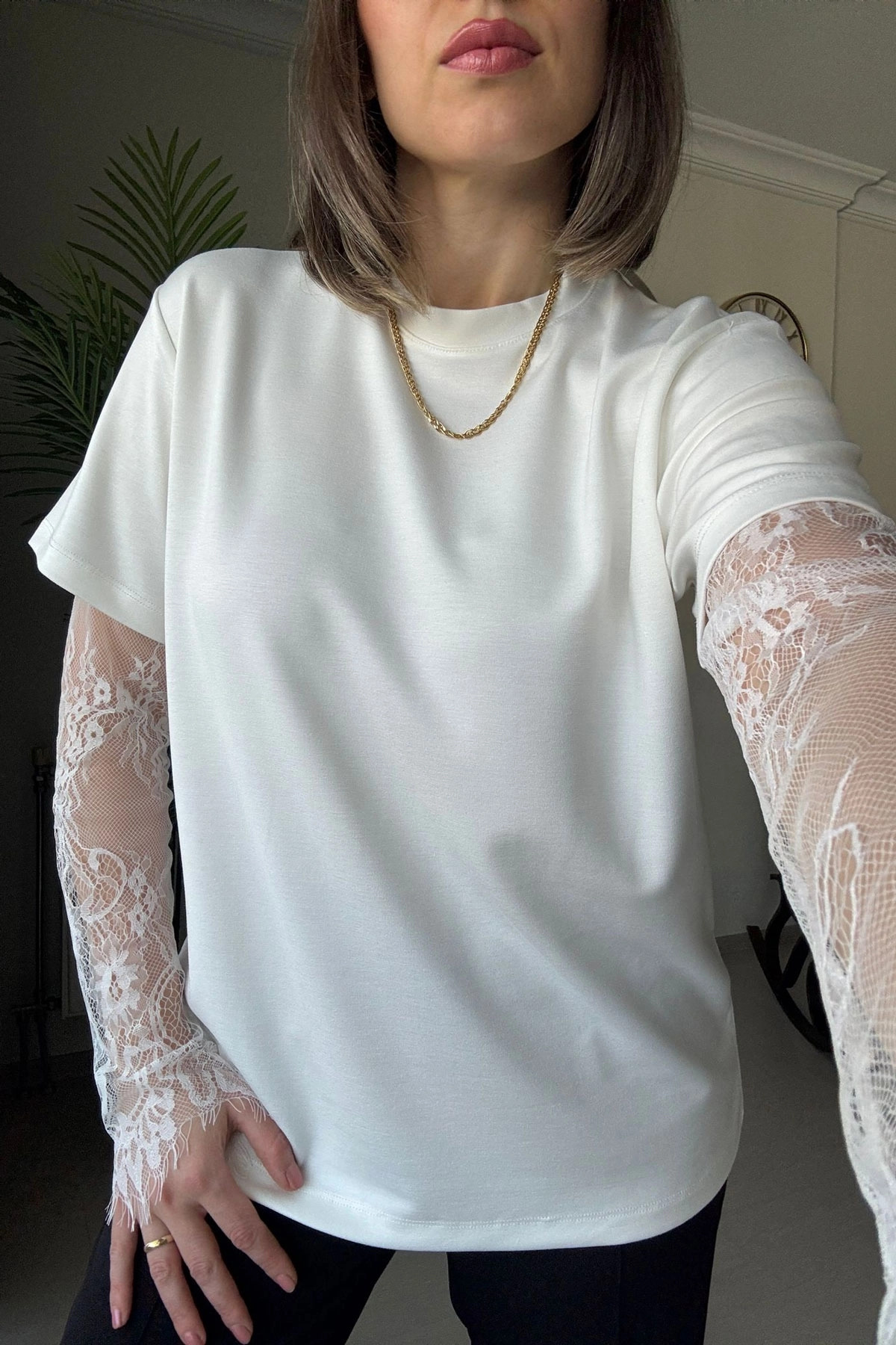 Uzun Dantelli Kollu Beyaz Penye Tshirt Bluz