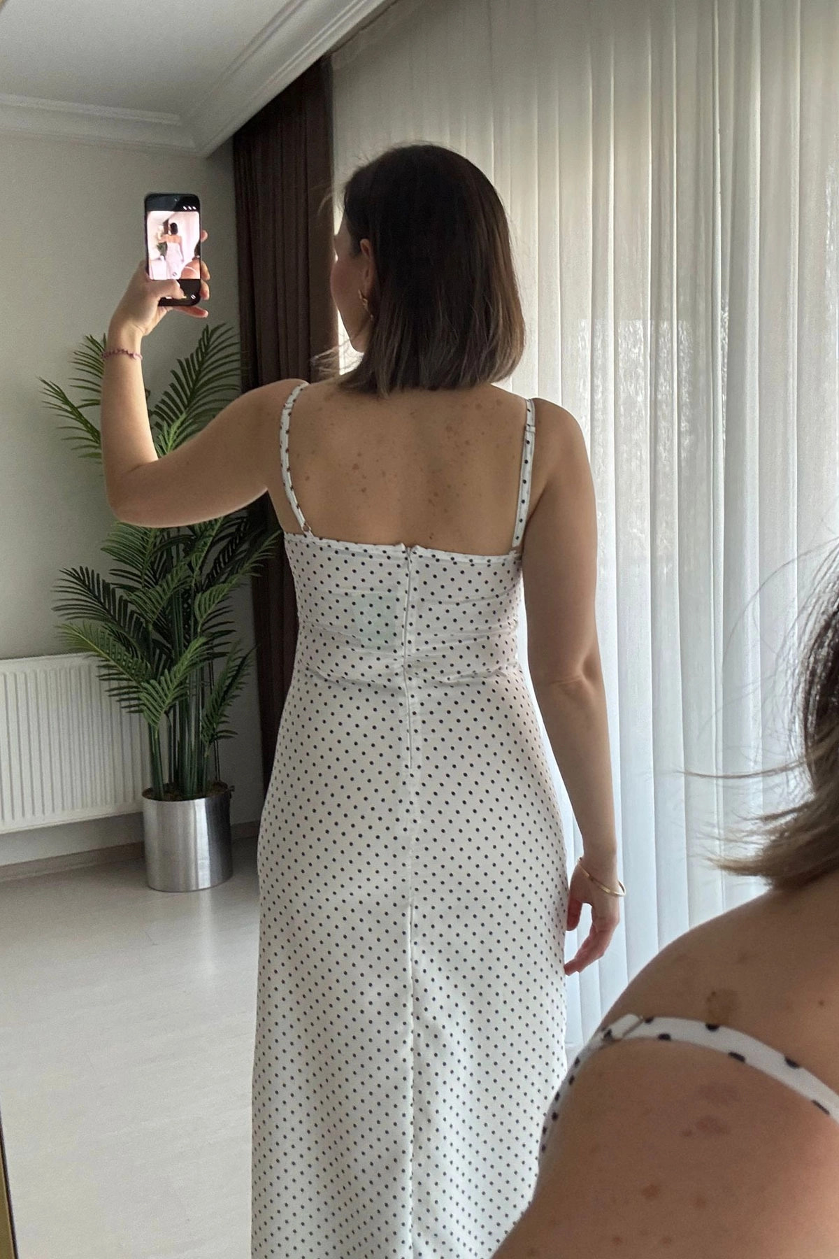 Dar Kesim Puantiyeli İp Askılı Beyaz Saten Elbise