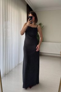 Dar Kesim Puantiyeli İp Askılı Siyah Saten Elbise