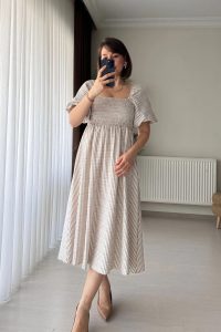 Kare Yaka Gipe Detaylı Pötikare Bej Midi Elbise
