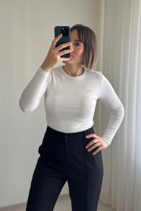 Taş İşlemeli Yuvarlak Yaka Ekru Body Bluz
