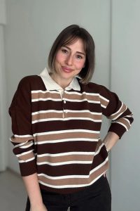 Polo Yaka Çizgili Kol Manşetli Kahve Triko Kazak