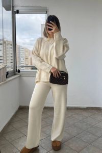 Bisiklet Yaka Rahat Kesim Ekru Triko Takım